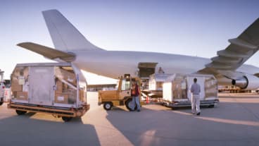越境EC 輸入　飛行機の貨物を搬送する様子